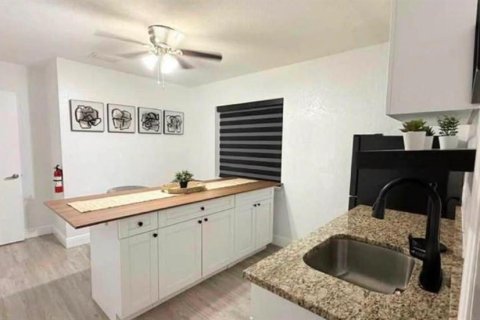 House in Tampa, Florida 3 bedrooms, 124.86 sq.m. № 2259331