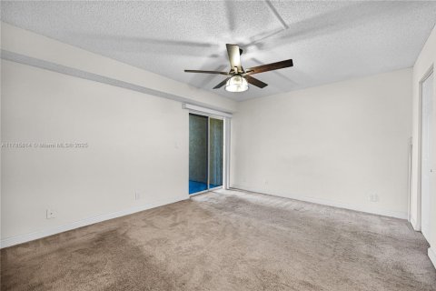 Condo in Tamarac, Florida, 2 bedrooms  № 2022760 - photo 12