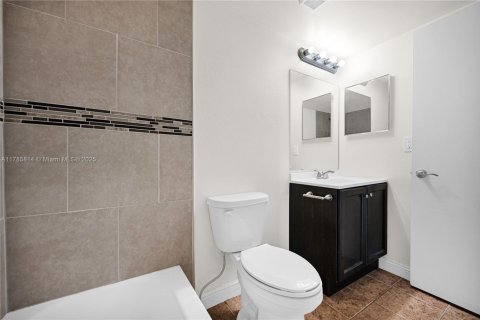 Condo in Tamarac, Florida, 2 bedrooms  № 2022760 - photo 17