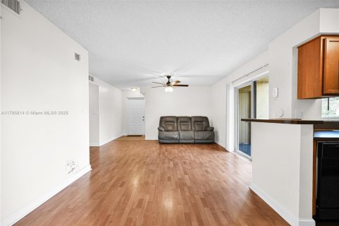 Condo in Tamarac, Florida, 2 bedrooms  № 2022760 - photo 4
