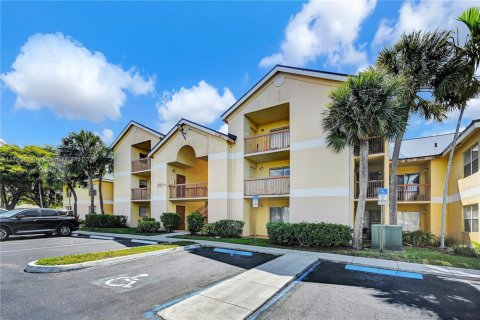 Condo in Tamarac, Florida, 2 bedrooms  № 2022760