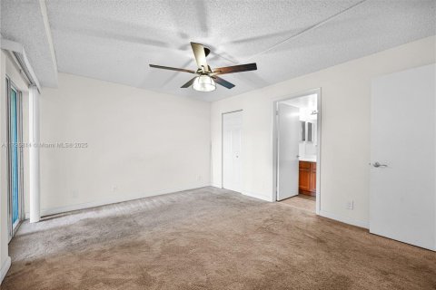 Condo in Tamarac, Florida, 2 bedrooms  № 2022760 - photo 11