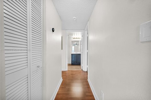 Condo in Tamarac, Florida, 2 bedrooms  № 2022760 - photo 21