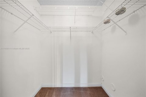 Condo in Tamarac, Florida, 2 bedrooms  № 2022760 - photo 13