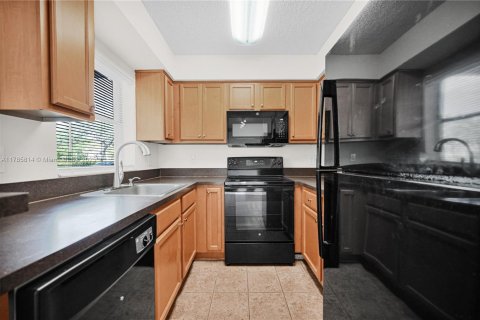 Condo in Tamarac, Florida, 2 bedrooms  № 2022760 - photo 24