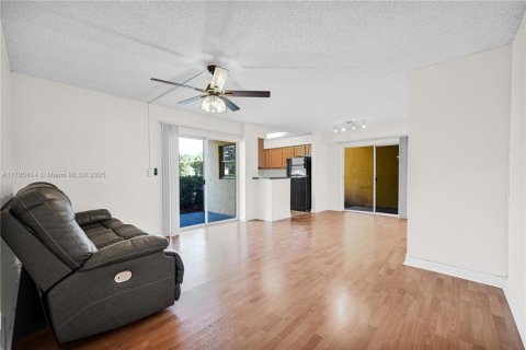 Condo in Tamarac, Florida, 2 bedrooms  № 2022760 - photo 5