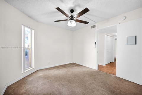 Condo in Tamarac, Florida, 2 bedrooms  № 2022760 - photo 19