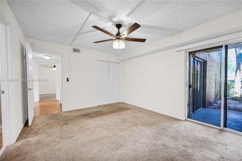 Condo in Tamarac, Florida, 2 bedrooms  № 2022760 - photo 10