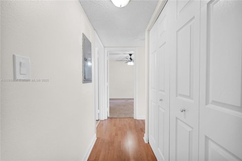 Condo in Tamarac, Florida, 2 bedrooms  № 2022760 - photo 14