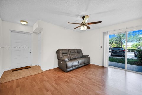 Condo in Tamarac, Florida, 2 bedrooms  № 2022760 - photo 6