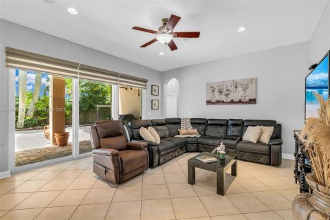 Villa ou maison à vendre à Pembroke Pines, Floride: 5 chambres, 321.53 m2 № 1966462 - photo 20