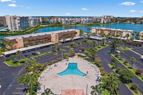 Condo in South Pasadena, Florida, 1 bedroom № 2196550 - photo 8
