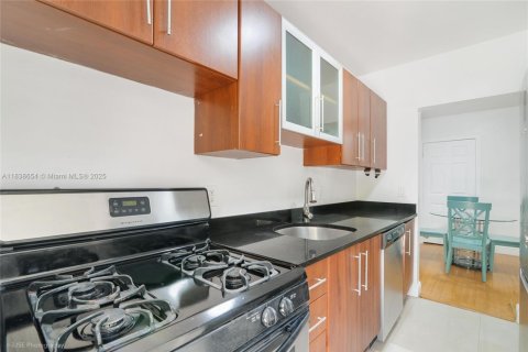 Condo in Miami Beach, Florida, 1 bedroom № 1961661 - photo 3