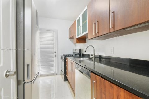 Condo in Miami Beach, Florida, 1 bedroom № 1961661 - photo 2