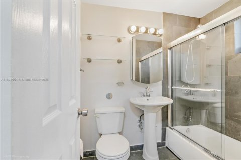 Condo in Miami Beach, Florida, 1 bedroom № 1961661 - photo 8