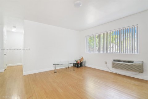 Condo in Miami Beach, Florida, 1 bedroom № 1961661 - photo 4