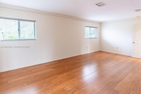 Villa ou maison à vendre à Miami, Floride: 3 chambres, 175.59 m2 № 2026293 - photo 17