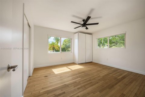 House in Miami, Florida 3 bedrooms, 198.72 sq.m. № 2089441 - photo 10