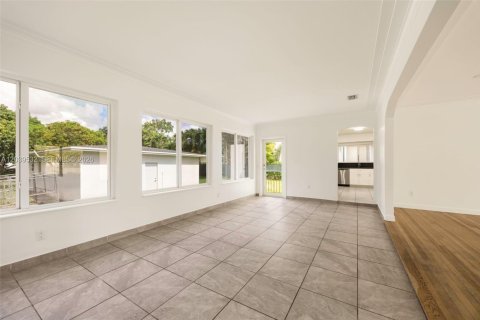 House in Miami, Florida 3 bedrooms, 198.72 sq.m. № 2089441 - photo 17