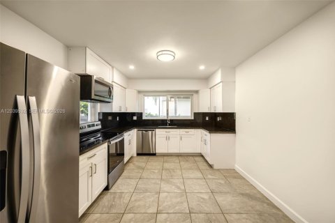 House in Miami, Florida 3 bedrooms, 198.72 sq.m. № 2089441 - photo 15
