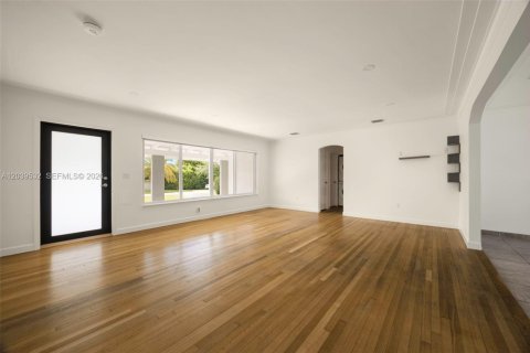 House in Miami, Florida 3 bedrooms, 198.72 sq.m. № 2089441 - photo 13