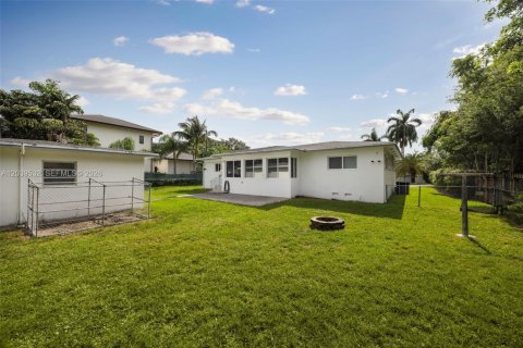House in Miami, Florida 3 bedrooms, 198.72 sq.m. № 2089441 - photo 24