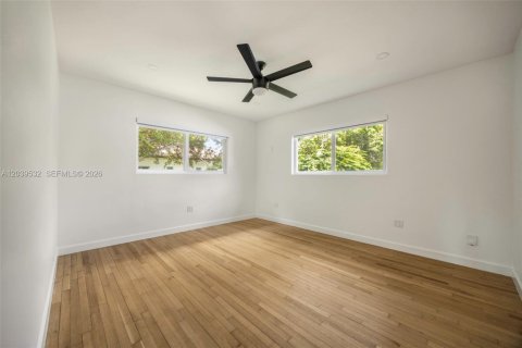 House in Miami, Florida 3 bedrooms, 198.72 sq.m. № 2089441 - photo 9