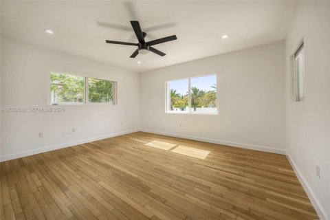 House in Miami, Florida 3 bedrooms, 198.72 sq.m. № 2089441 - photo 8