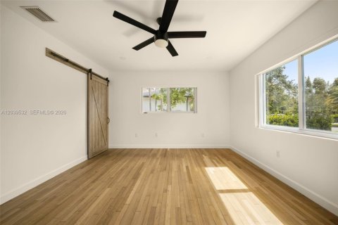 House in Miami, Florida 3 bedrooms, 198.72 sq.m. № 2089441 - photo 7