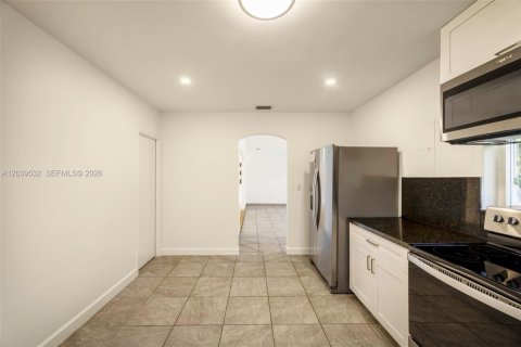 House in Miami, Florida 3 bedrooms, 198.72 sq.m. № 2089441 - photo 16
