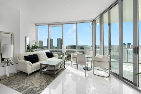 Condo in Miami, Florida, 1 bedroom  № 2082596 - photo 2