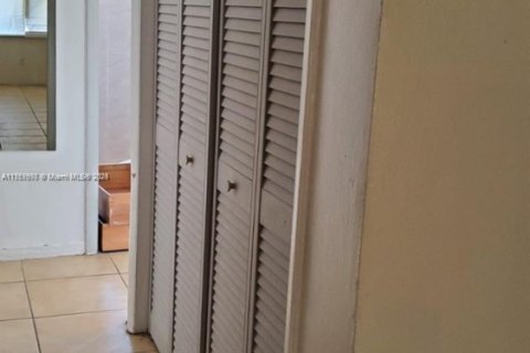 Condominio en venta en North Miami Beach, Florida, 1 dormitorio, 65.03 m2 № 1939875 - foto 2
