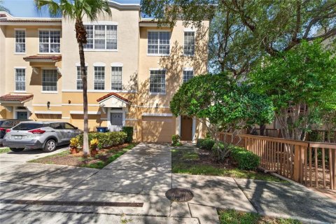 Townhouse in Tampa, Florida 3 bedrooms, 171.31 sq.m. № 2234799 - photo 2