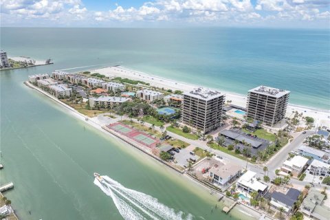 Condo in Treasure Island, Florida, 2 bedrooms № 2215469 - photo 30