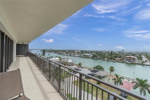 Condo in Treasure Island, Florida, 2 bedrooms № 2215469 - photo 20