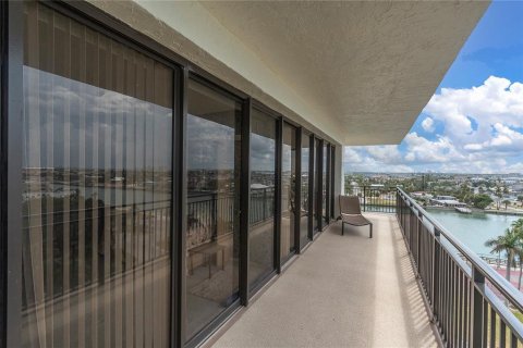 Condo in Treasure Island, Florida, 2 bedrooms № 2215469 - photo 18
