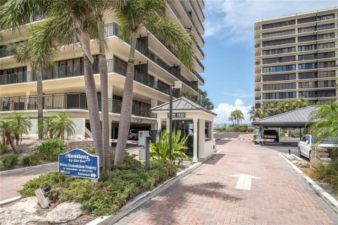 Condo in Treasure Island, Florida, 2 bedrooms № 2215469 - photo 2