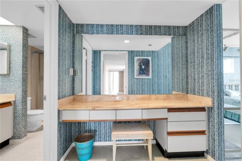 Condo in Treasure Island, Florida, 2 bedrooms № 2215469 - photo 14
