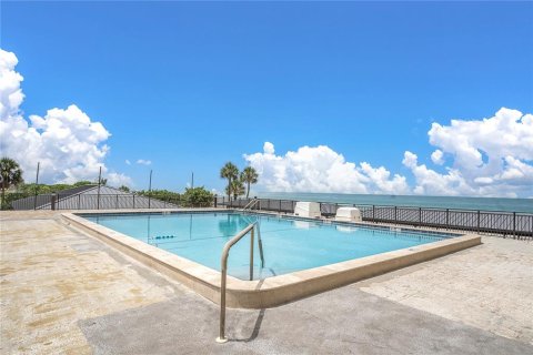 Condo in Treasure Island, Florida, 2 bedrooms № 2215469 - photo 22