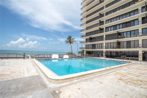 Condo in Treasure Island, Florida, 2 bedrooms № 2215469 - photo 23