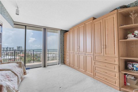 Condo in Treasure Island, Florida, 2 bedrooms № 2215469 - photo 16