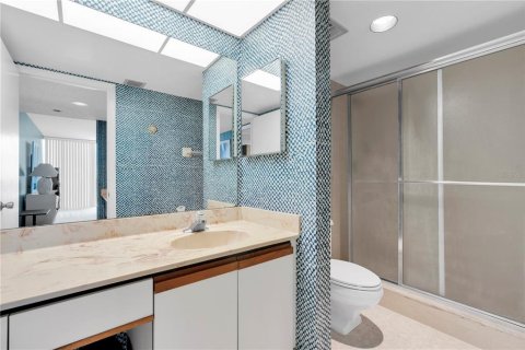 Condo in Treasure Island, Florida, 2 bedrooms № 2215469 - photo 15