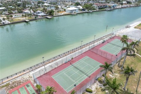 Condo in Treasure Island, Florida, 2 bedrooms № 2215469 - photo 29