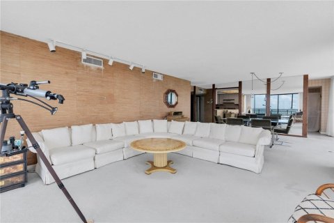 Condo in Treasure Island, Florida, 2 bedrooms № 2215469 - photo 8