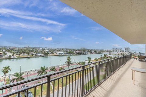 Condo in Treasure Island, Florida, 2 bedrooms № 2215469 - photo 4