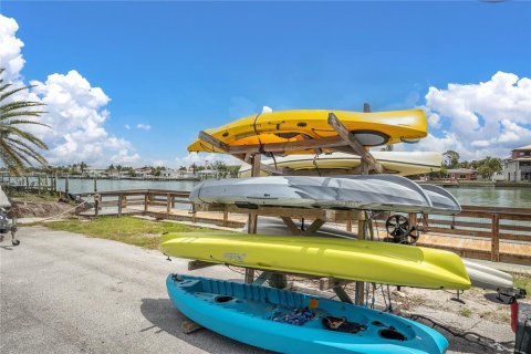 Condo in Treasure Island, Florida, 2 bedrooms № 2215469 - photo 25
