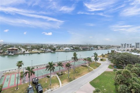 Condo in Treasure Island, Florida, 2 bedrooms № 2215469 - photo 19