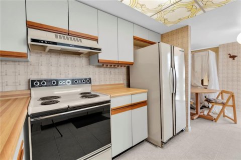 Condo in Treasure Island, Florida, 2 bedrooms № 2215469 - photo 10
