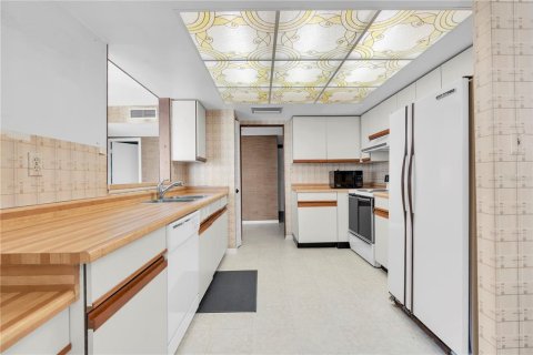 Condo in Treasure Island, Florida, 2 bedrooms № 2215469 - photo 11