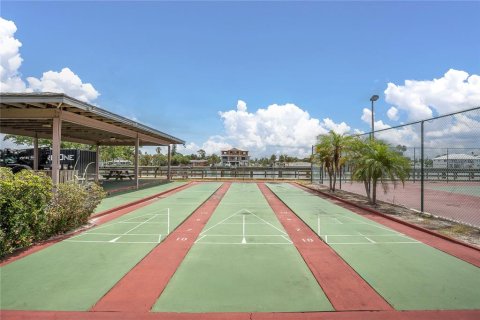 Condo in Treasure Island, Florida, 2 bedrooms № 2215469 - photo 28